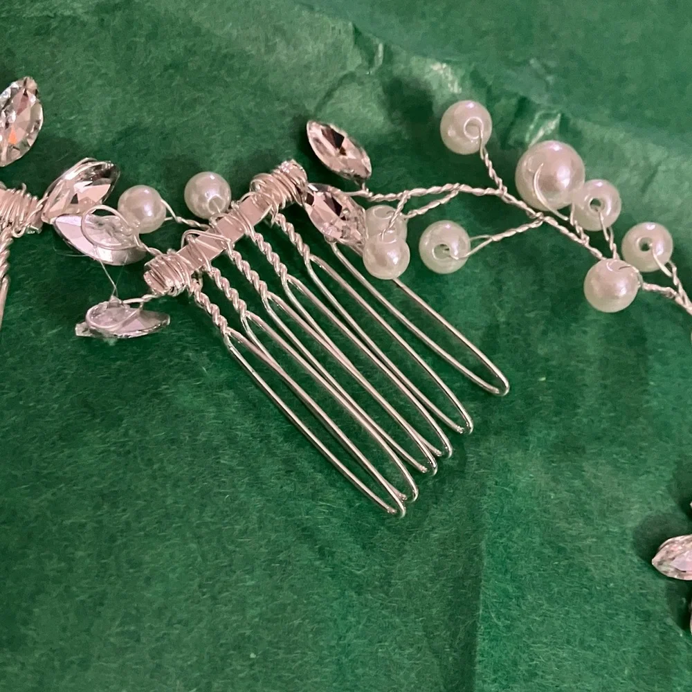 Elegant Pearl and Crystal Hair Vine
